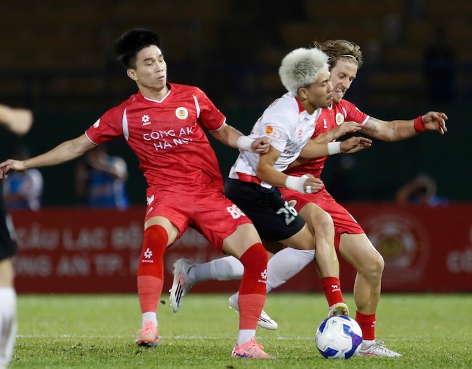 Khoa Ngô (áo trắng) là cầu thủ chơi ấn tượng nhất trong màu áo CA TP.HCM - Ảnh: Anh Khoa
