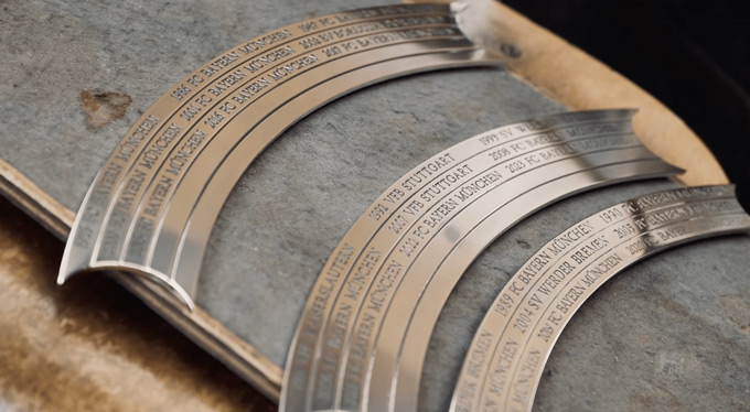 Nhà vô địch của các mùa giải được khắc tên lên đó để lưu giữ