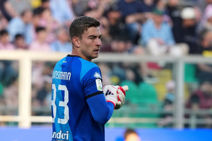 Jonathan Klinsmann gãy cổ sau va chạm kinh hoàng