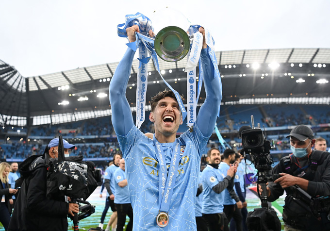 Stones xứng đáng là huyền thoại của Man City