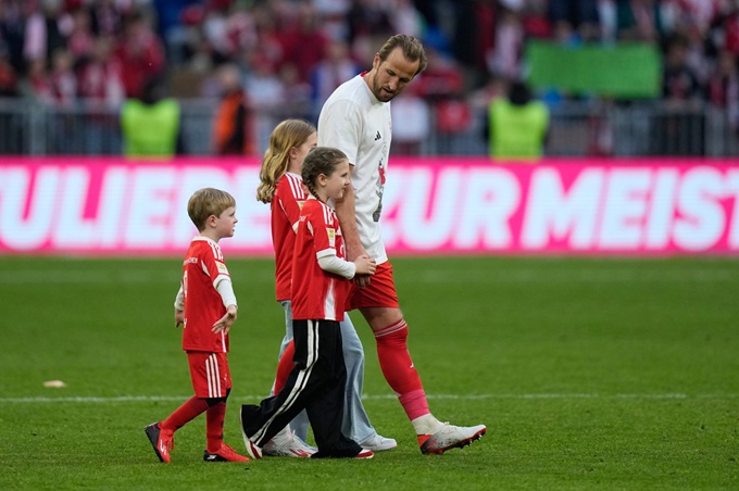 Kane ăn mừng chức vô địch Bundesliga thứ 2