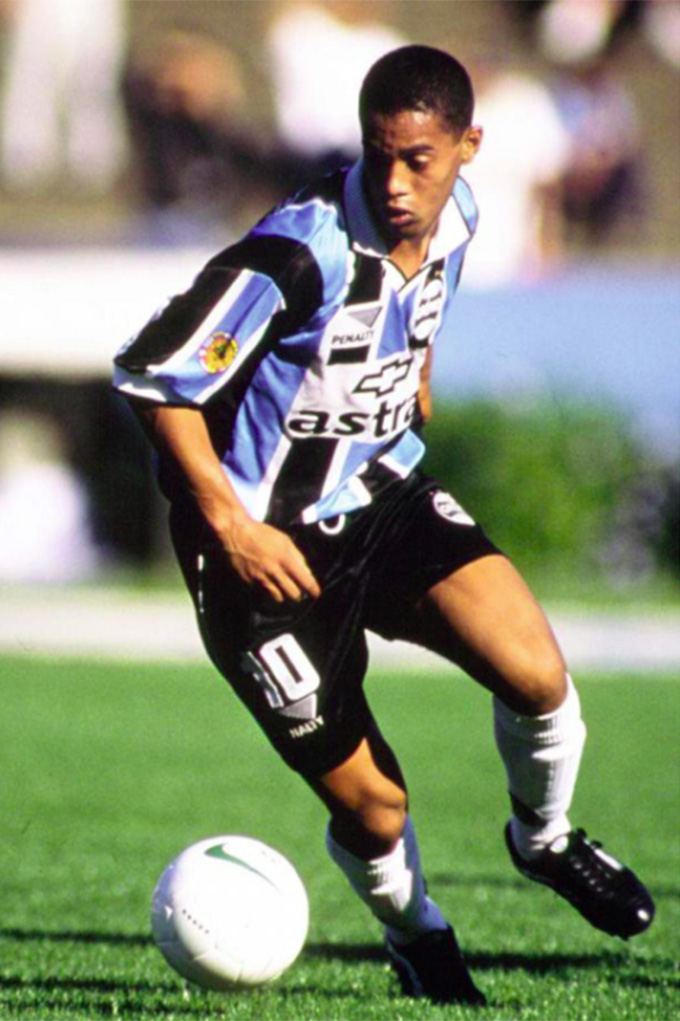 Ronaldinho lúc trẻ đã gây ấn tượng mạnh mẽ ngay từ khi còn thi đấu cho Grêmio