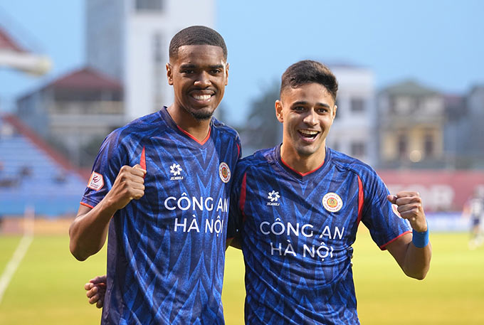 Leo Artur và Alan Grafite tạo nên cặp bài trùng ăn ý trên hàng công của CAHN