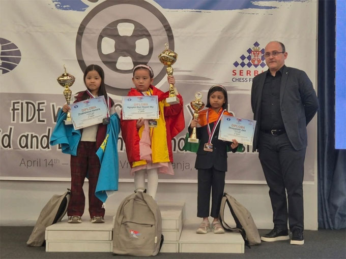 Huyền My (giữa) giành 1 HCV cờ nhanh và 1 HCĐ cờ chớp