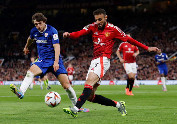 Mazraoui có thể đá gần như ở mọi vị trí theo yêu cầu của HLV trưởng