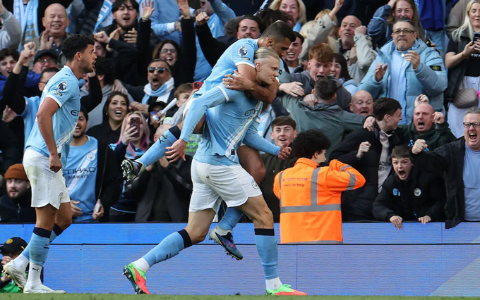 Haaland và các đồng đội ăn mừng sau bàn quyết định vào lưới Arsenal