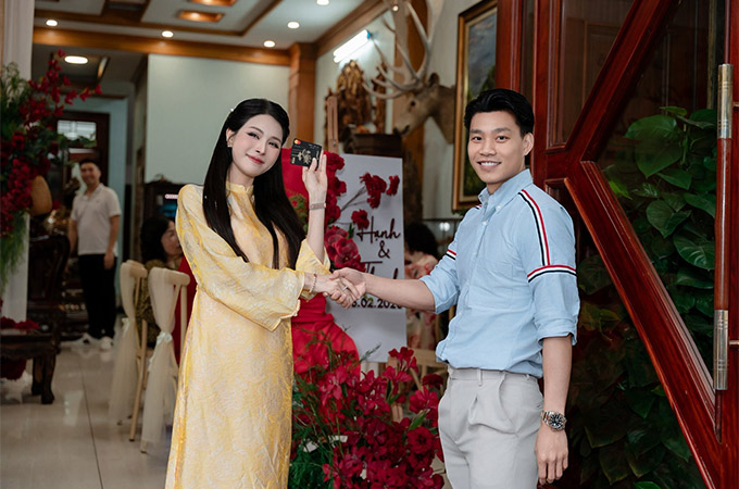 Văn Thanh trao thẻ đen cho vợ sắp cưới trong lễ dạm ngõ 