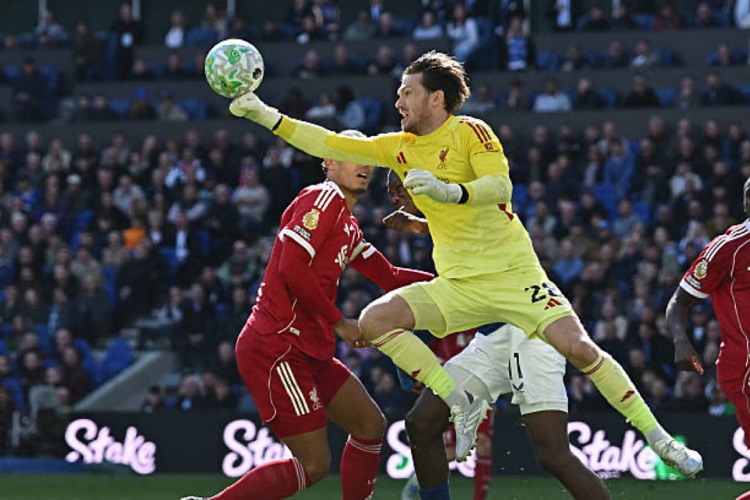 Woodman đã nhận được những tràng pháo tay nồng nhiệt từ các đồng đội vì đã hóa giải được hiểm cảnh trước Everton