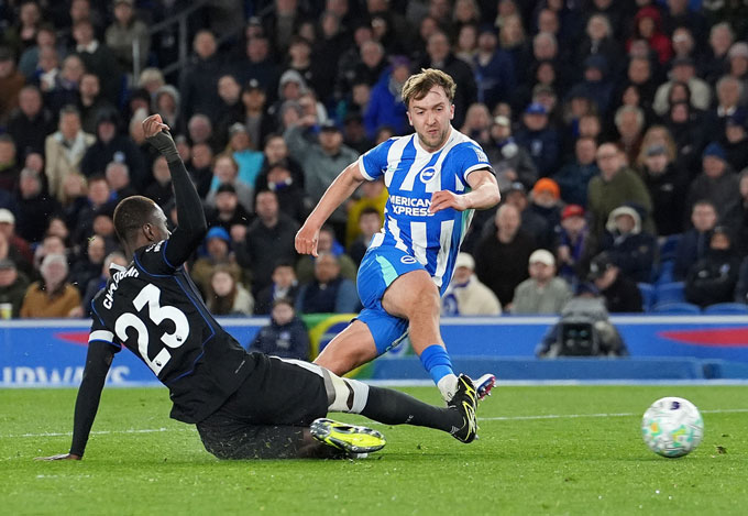 Chelsea (áo đen) vừa để thua Brighton 0-3