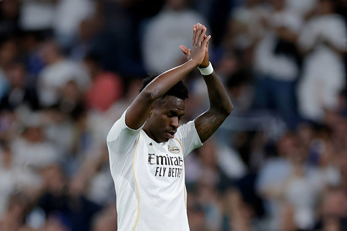 Vinicius chắp tay xin lỗi các khán giả tại Bernabeu sau bàn thắng vào lưới Alaves - Ảnh: Official Real Madrid Fan Club in Vietnam