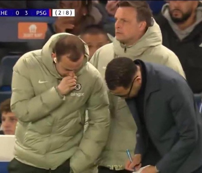 Rosenior hội ý cùng ban huấn luyện vào thời điểm Chelsea đã vỡ trận trước PSG