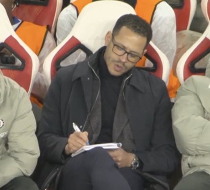 Rosenior phản ứng với thẻ đỏ của Pedro Neto ở trận gặp Arsenal bằng cách điềm tĩnh ghi chép vào sổ tay