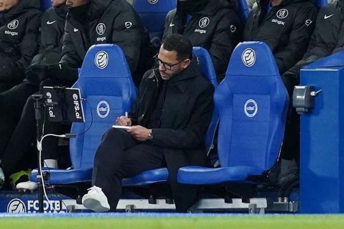 HLV Liam Rosenior tập trung ghi chép trong lúc Chelsea đang bị dẫn 0-3 bởi Brighton