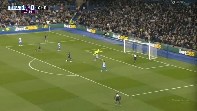 Robert Sanchez nhận bão chỉ trích