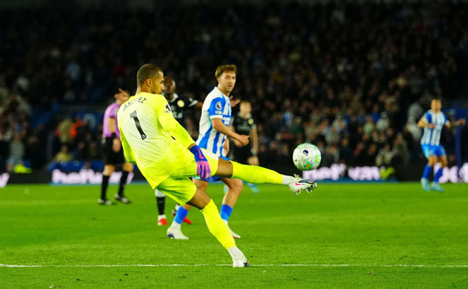 Robert Sanchez đem lại cảm giác bất an