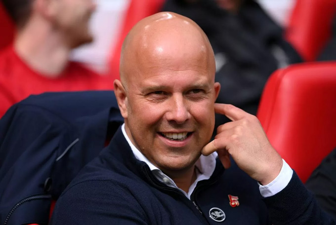  Arne Slot tiếp tục dẫn dắt Liverpool mùa tới