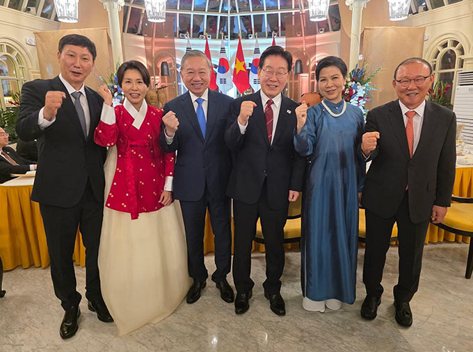 Ông Park Hang Seo và HLV Kim Sang Sik tham dự Lễ Quốc yến do Tổng bí thư, Chủ tịch nước Tô Lâm và Phu nhân chủ trì, nhân chuyến thăm Việt Nam của Tổng thống Hàn Quốc Lee Jae Myung và Phu nhân.