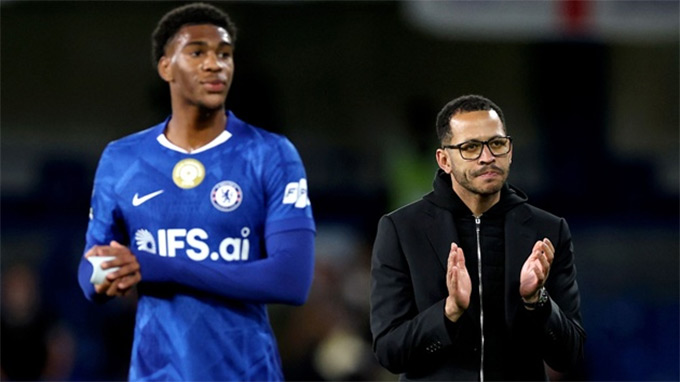 Rosenior không được lòng các cầu thủ Chelsea