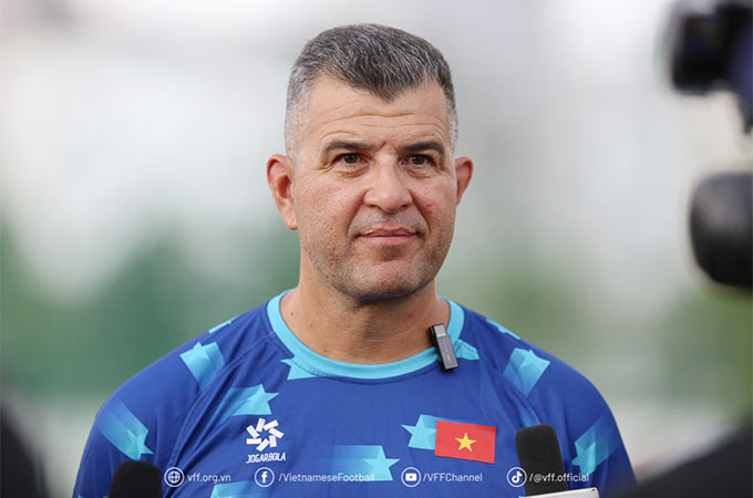 HLV Roland tạo được sự cân bằng về lực lượng cho U17 Việt Nam - Ảnh: VFF 