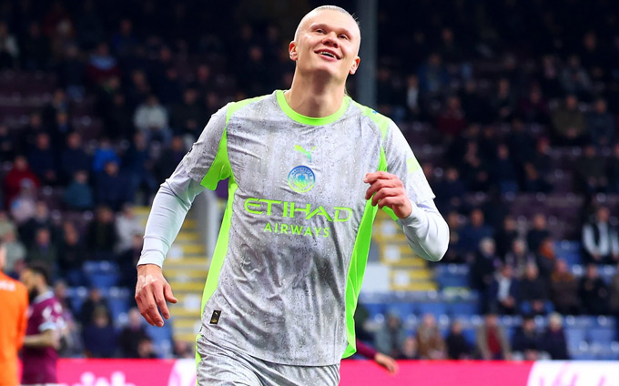 Haaland giúp Man City lên ngôi đầu Ngoại hạng Anh
