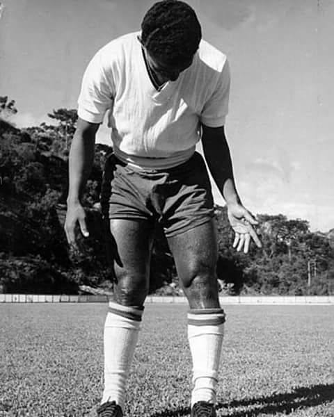 Garrincha khoe đôi chân chỉ Đông chỉ Tây độc nhất vô nhị của mình