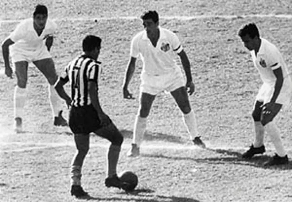 Garrincha cầm bóng, không ai dám vào phá vì sợ bị lừa