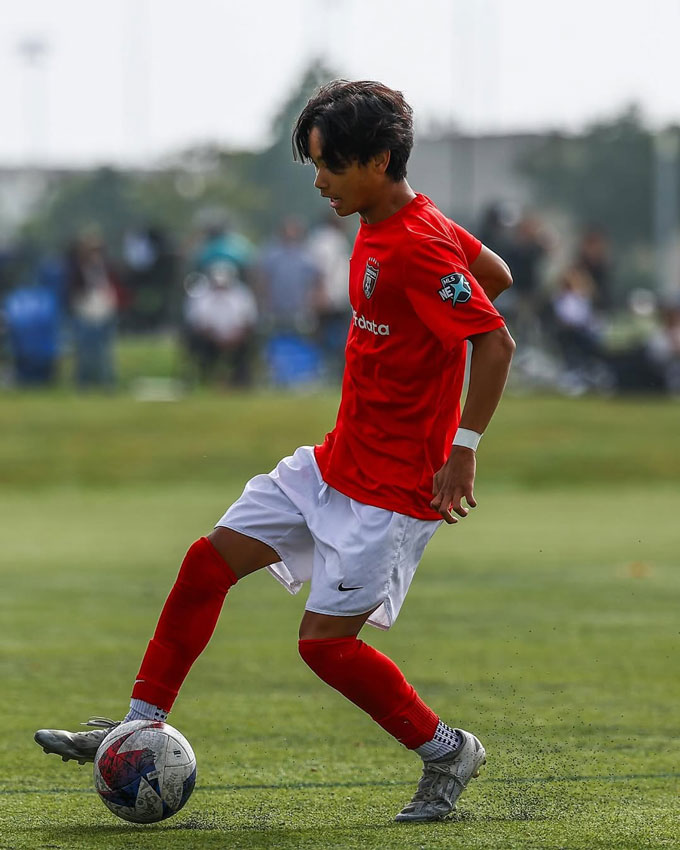 Kelan thi đấu ở vị trí hậu vệ trái với phong cách giống Roberto Carlos - Ảnh: Instagram nhân vật