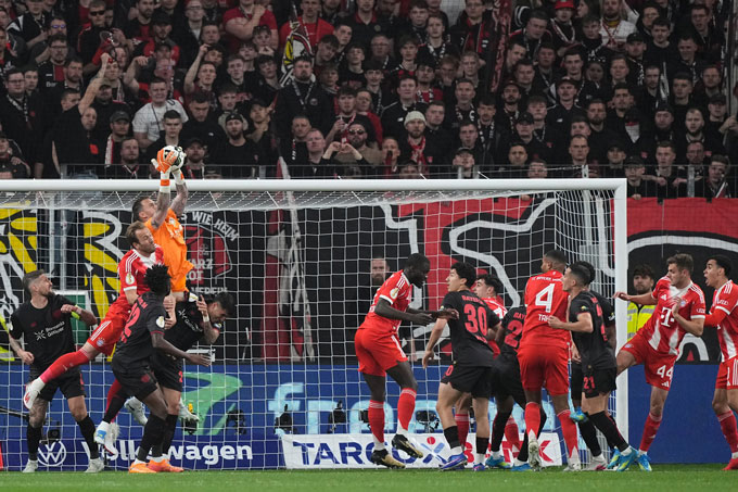 Flekken có trận đấu xuất sắc dù Leverkusen để thua trước Bayern