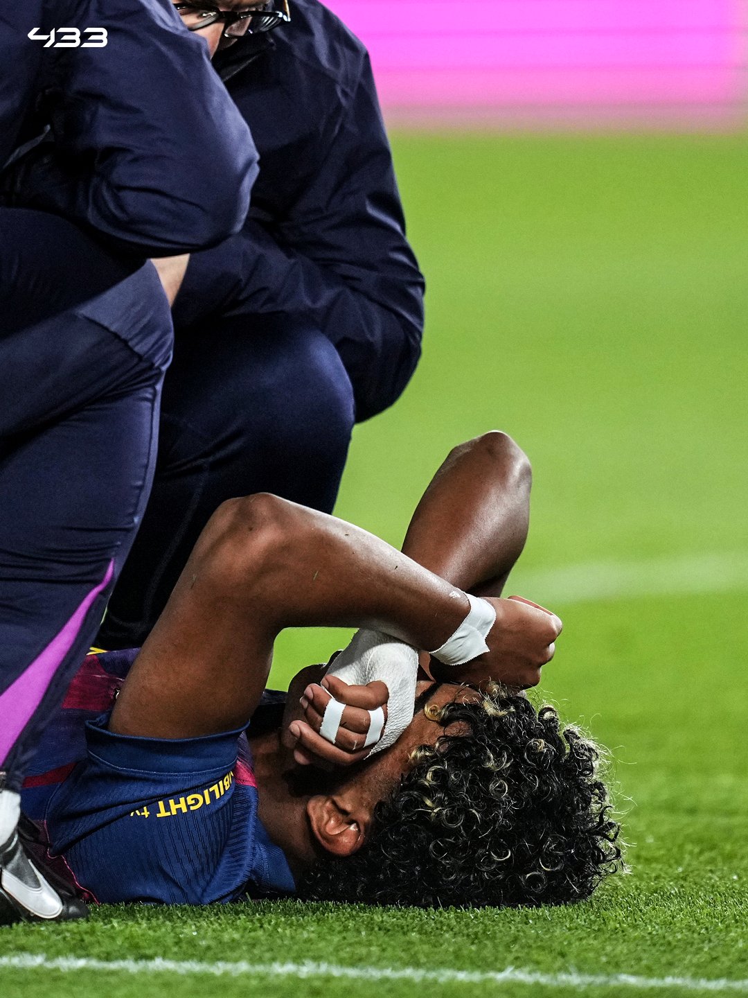 Khoảnh khắc sợ hãi của fan Barca khi thấy chấn thương của Yamal