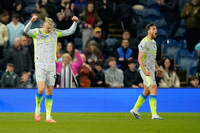 Haaland ăn mừng bàn thắng