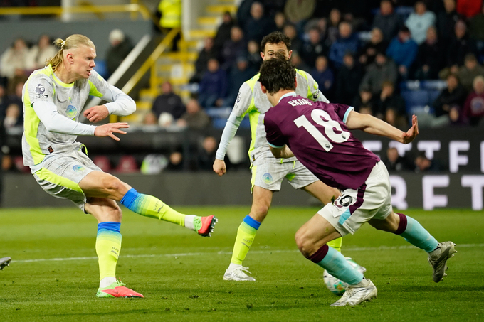 Haaland (trái) xé lưới Burnley để mang về chiến thắng 1-0 cho Man City