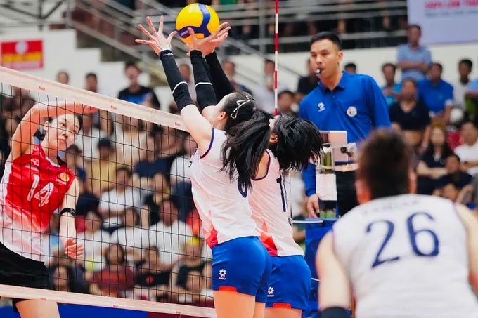 Đội nữ Hà Nội (phải) giành chiến thắng thuyết phục. Ảnh: VFV