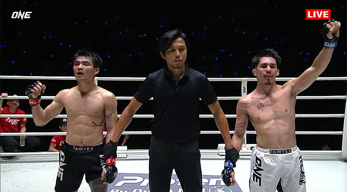 Nguyễn Thành Thoan (trái) thua tiếc nuối tại ONE Friday Fights 151