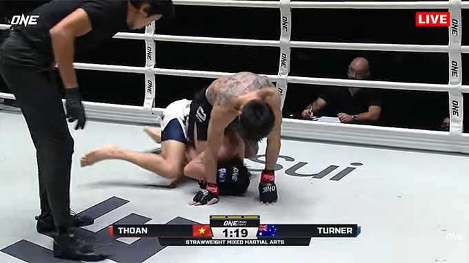 Đấm đối phương nhừ tử, Nguyễn Thành Thoan vẫn thua chung cuộc