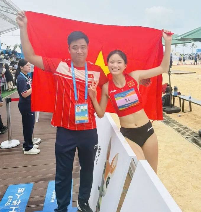 HLV Nguyễn Mạnh Hiếu và VĐV Thúy Hằng. Ảnh: MH