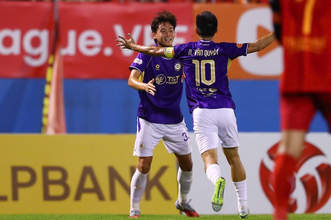 Niềm vui của cầu thủ trẻ Anh Tiệp và Văn Quyết khi có bàn nâng tỷ số lên 2-0 cho Hà Nội. Ảnh: Đức Cường 