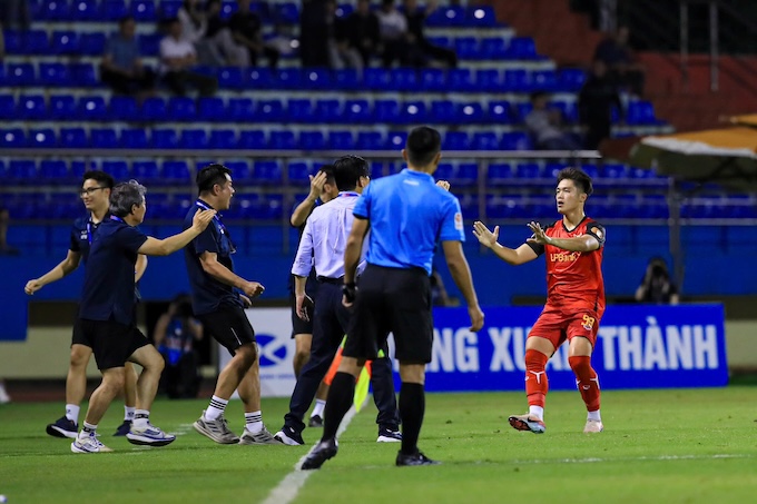 Niềm vui của đội Ninh Bình khi Quốc Việt có bàn rút ngắn tỷ số 2-3 - Ảnh: Đức Cường