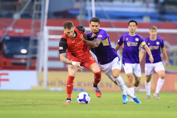 Pha tranh bóng của Hoàng Hên và Geovane - Ảnh: Đức Cường 