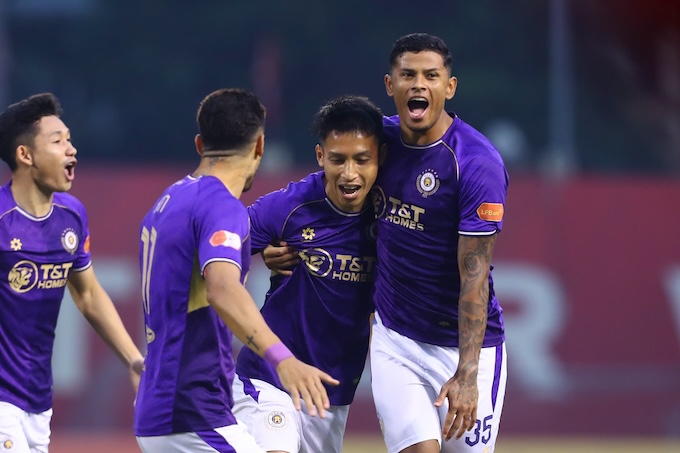 Ngay phút thứ 3, Hùng Dũng đã đưa Hà Nội vượt lên dẫn trước 1-0. Ảnh: Đức Cường 