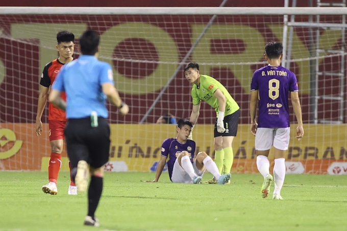 Duy Mạnh đã sớm phải rời sân vì chấn thương - Ảnh: Đức Cường 