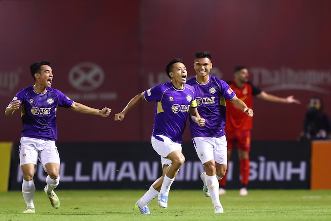 Niềm vui của Văn Quyết khi có bàn thắng cho Hà Nội - Ảnh: Đức Cường 