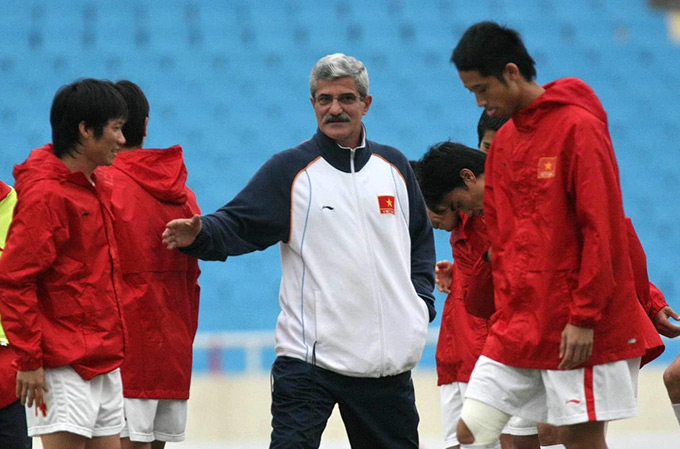 HLV Henrique Calisto gắn bó với bóng đá Việt Nam từ cấp CLB đến ĐTQG 