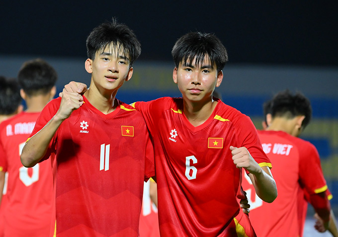 Văn Dương (số 11) thi đấu triển vọng - Ảnh: VFF 