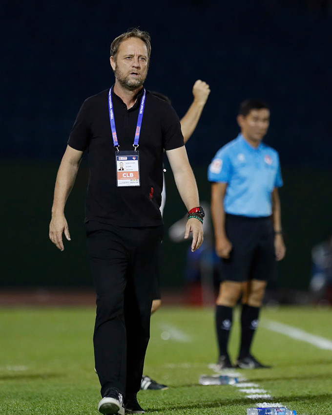 HLV Mano Polking chờ danh hiệu vô địch V.League đầu tiên trong sự nghiệp - Ảnh: Đức Cường