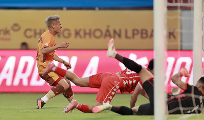 Các chân sút HAGL tỏ ra vô duyên trước khung thành của Đình Triệu - Ảnh: Minh Trần 