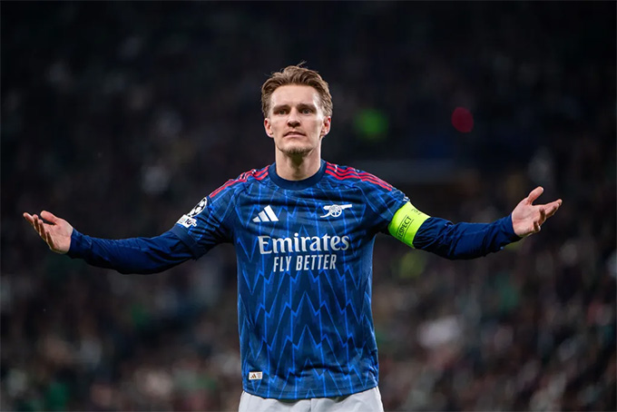 Odegaard chơi như một số 10 trước Man City