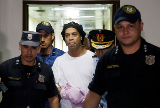 Ronaldinho bị quản thúc tại Paraguay