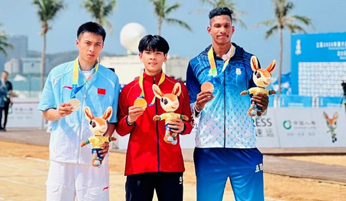 Phạm Văn Nghĩa (giữa) mang về tấm HCV thứ hai cho điền kinh Việt Nam. Ảnh: Mạnh Hiếu