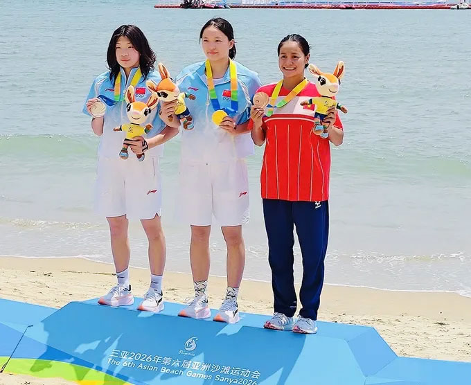 Võ Thị Mỹ Tiên (bìa phải) giành HCĐ cự ly 5km bơi mặt nước mở. Ảnh: Minh Minh