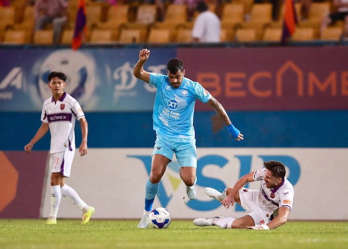 Pha tranh bóng quyết liệt của cầu thủ hai đội - Ảnh: Quang Dương 